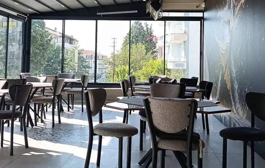Güneş alan cam teraslı kahvaltı salonu
