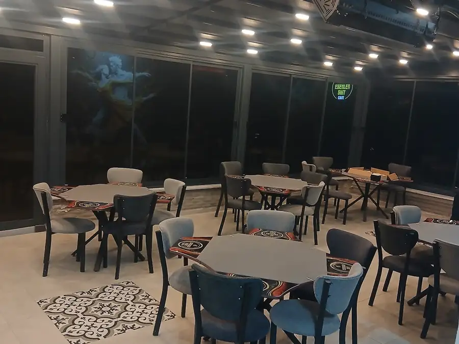 Akşam ışıklarıyla otelin kafe ve oturma alanı